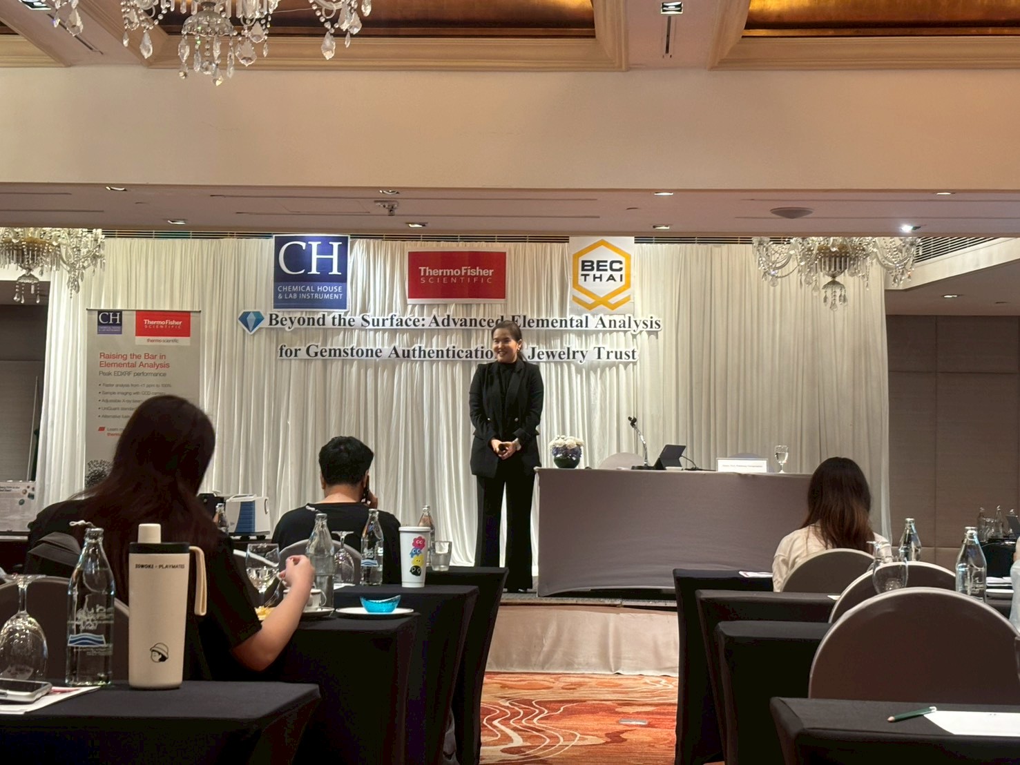 รศ.ดร.พิมพ์ทอง ทองนพคุณ ในงานสัมมนา Beyond the Surface: Advanced Elemental Analysis for Gemstone Authentication & Jewelry Trust
